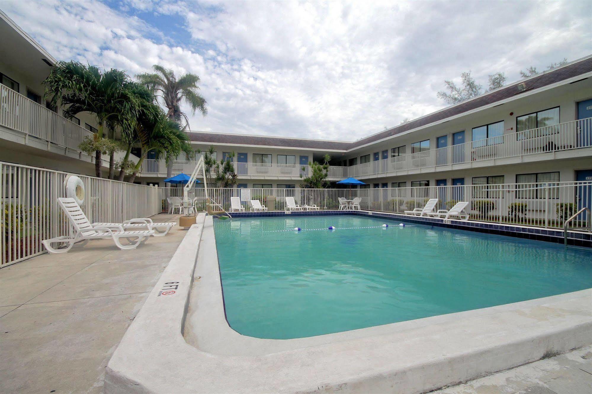 Motel 6 Dania Beach Esterno foto