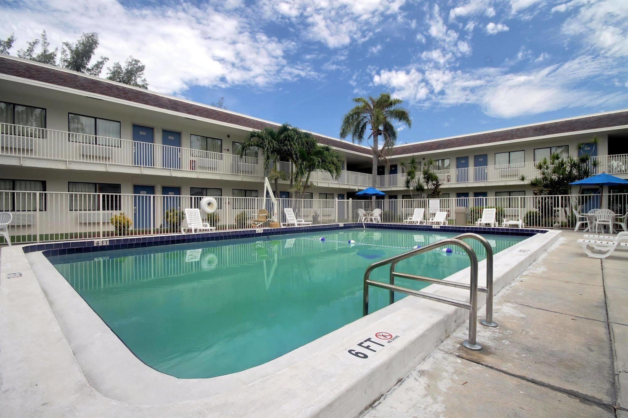 Motel 6 Dania Beach Esterno foto